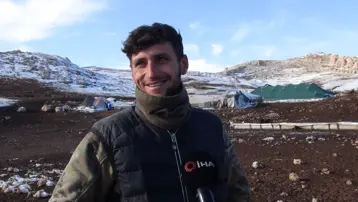 Geceleri soğuk, gündüzleri yorgunluk. Kar kış demeden aylarca yürüyorlar
