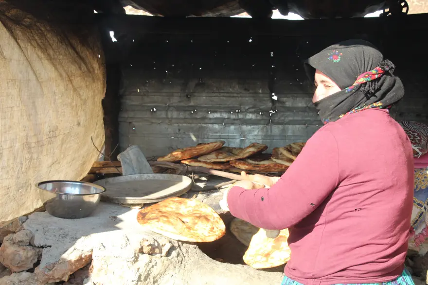 Geceleri soğuk, gündüzleri yorgunluk. Kar kış demeden aylarca yürüyorlar 1