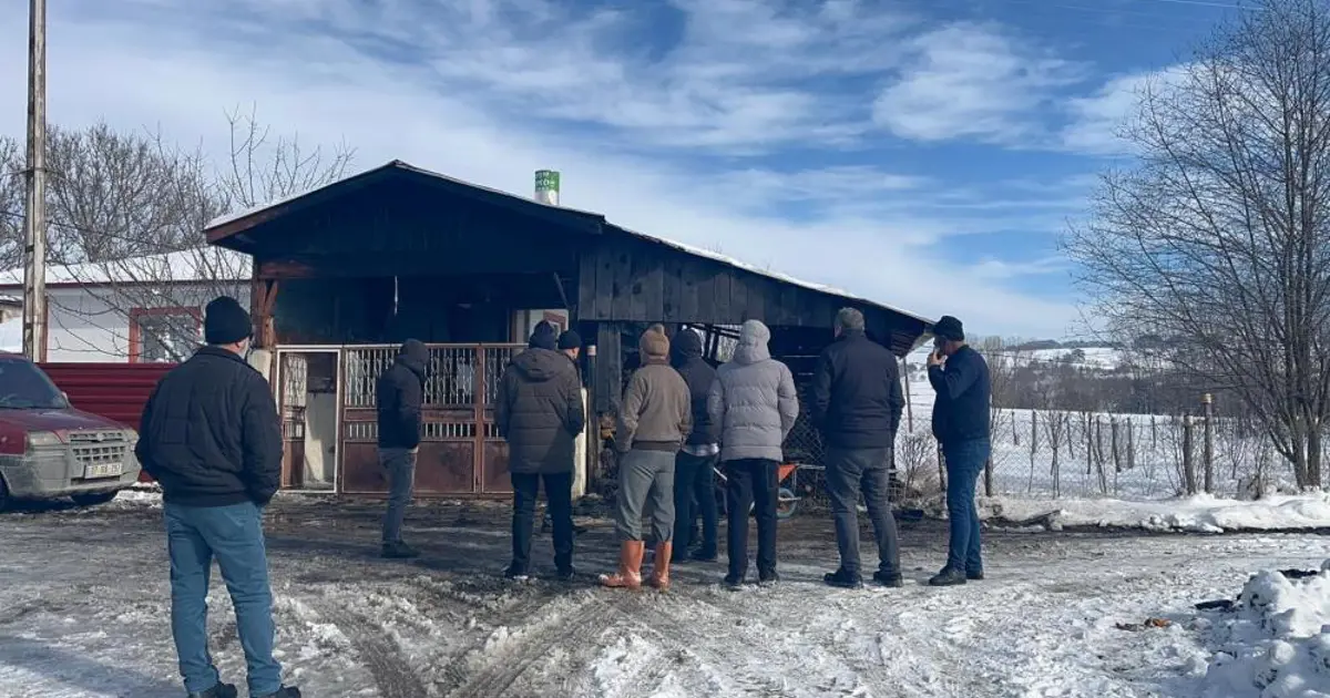 Alevlere teslim olan minibüsünü izlerken kalbine yenik düştü