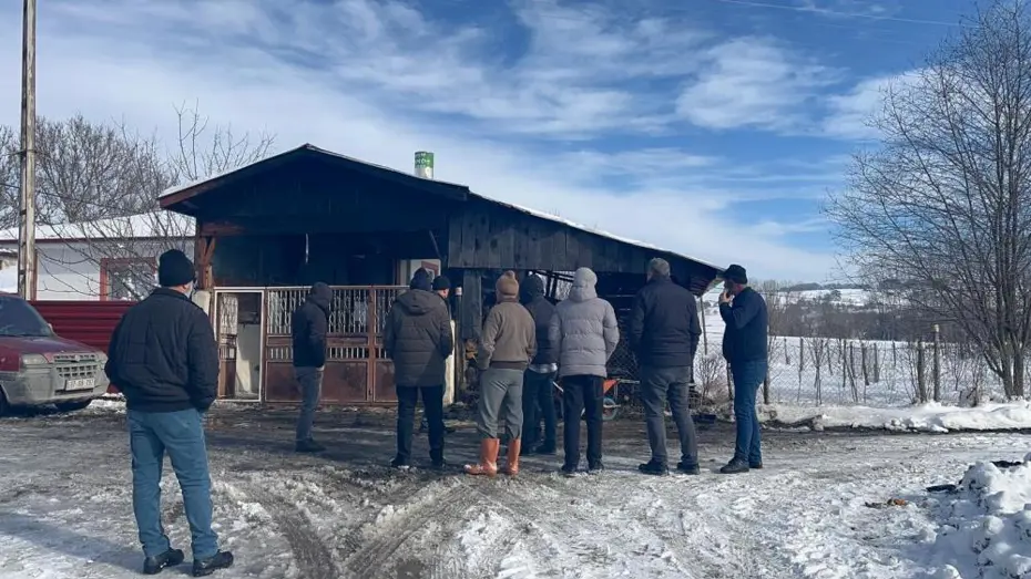 Alevlere teslim olan minibüsünü izlerken kalbine yenik düştü