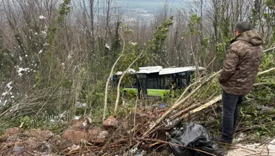 Belediye otobüsü şarampole yuvarlandı. Çok sayıda yaralı var