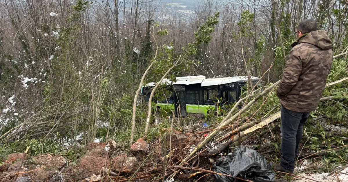Belediye otobüsü şarampole yuvarlandı. Çok sayıda yaralı var