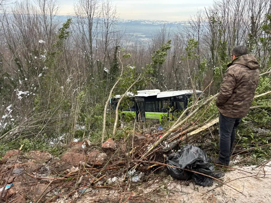 Belediye otobüsü şarampole yuvarlandı. Çok sayıda yaralı var