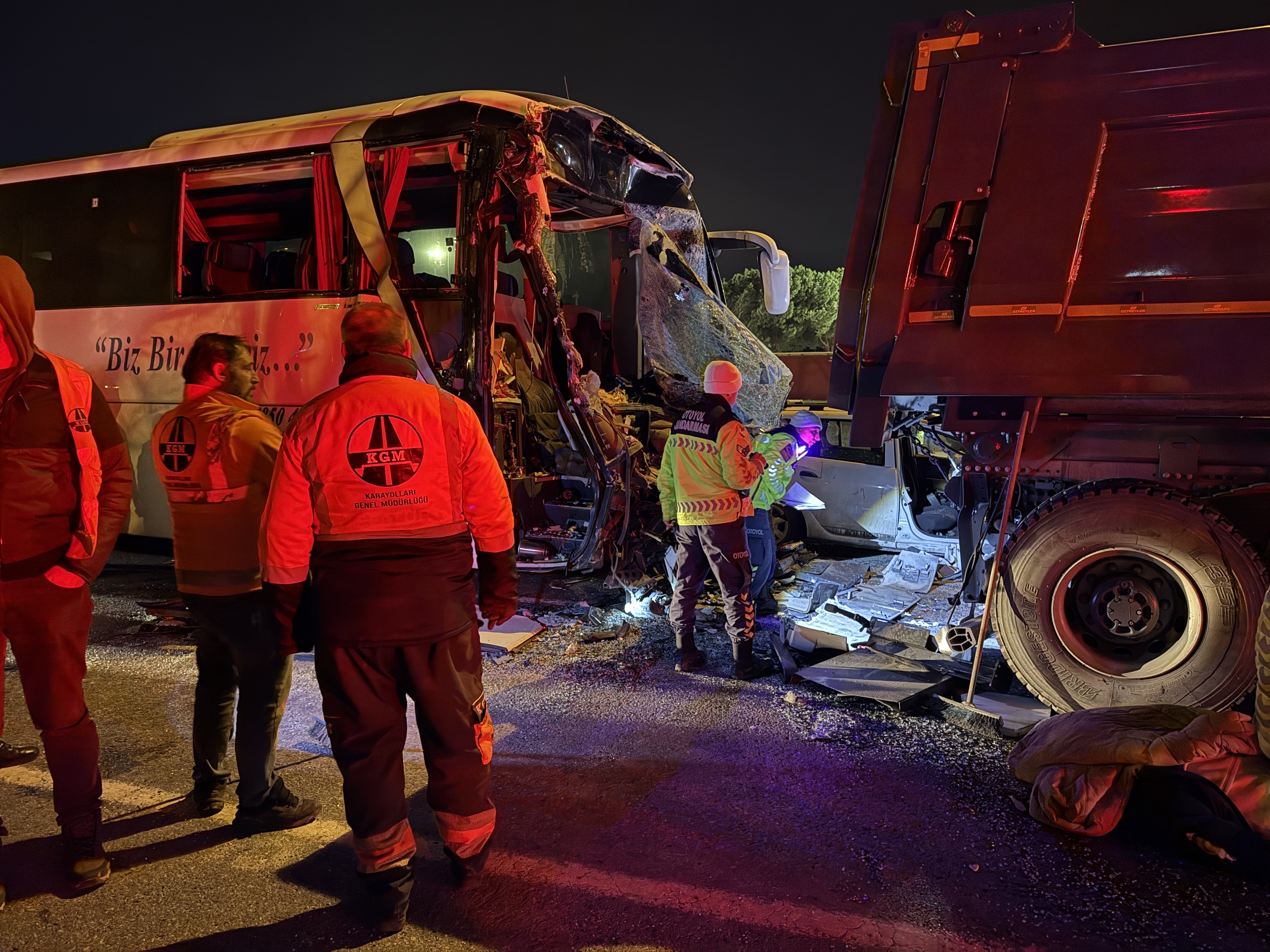 Anadolu Otoyolu'nda zincirleme kaza. 1 ölü, 27 yaralı