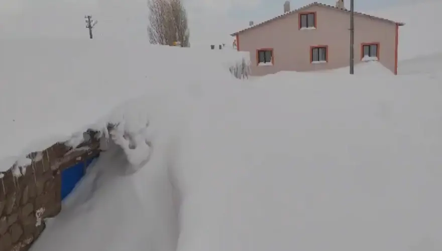 Burası ne Kamçatka ne de Alaska. Kentte bina boyu kar yağdı, vatandaşlar tünel açtı 2