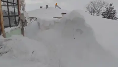 Burası ne Kamçatka ne de Alaska. Kentte bina boyu kar yağdı, vatandaşlar tünel açtı