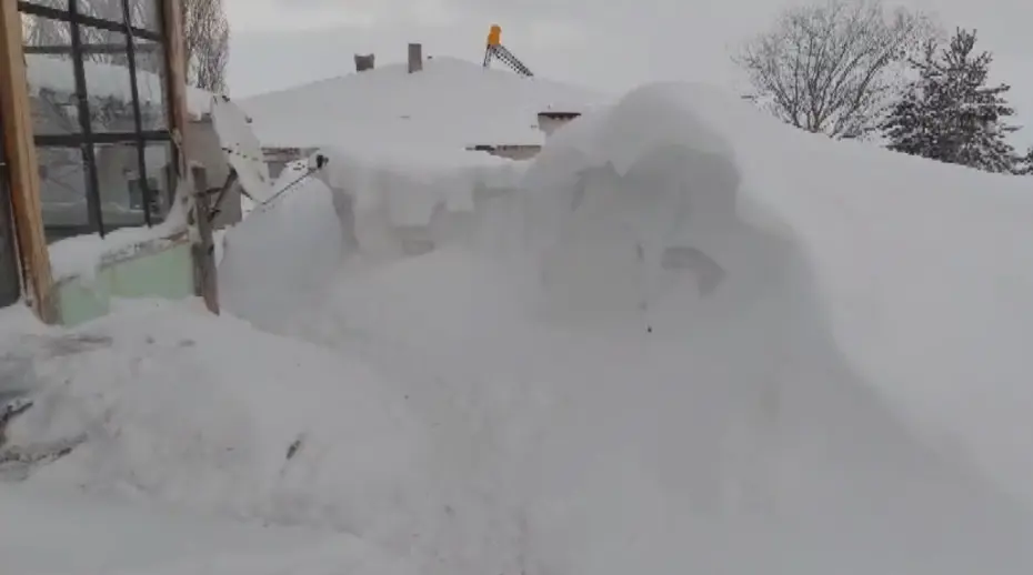 Burası ne Kamçatka ne de Alaska. Kentte bina boyu kar yağdı, vatandaşlar tünel açtı