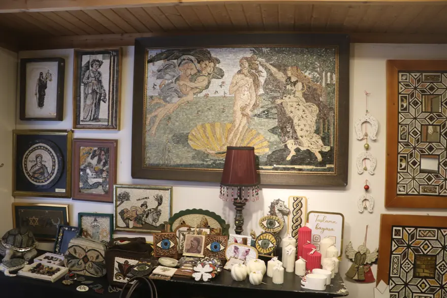 Yumurta kabuklarıyla başladığı yolculukta 30 yıllık mozaik sanatçısı oldu. 1