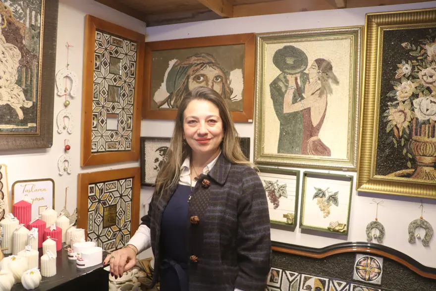 Yumurta kabuklarıyla başladığı yolculukta 30 yıllık mozaik sanatçısı oldu. 