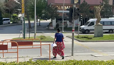 3 yaşındaki çocuklarının elinde alkol ve sigara vardı, eşini "iyi bir anne" diyerek savundu