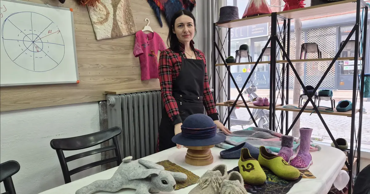 Rus keçe ustası Natalya'nın öyküsü: Eskişehir'e geldi, 8 saat çalışarak ayakkabı üretiyor