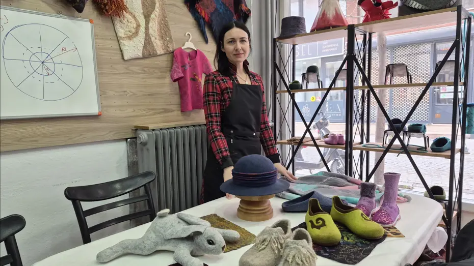 Rus keçe ustası Natalya’nın öyküsü: Eskişehir’e geldi, 8 saat çalışarak ayakkabı üretiyor
