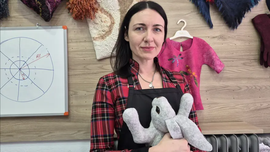 Rus keçe ustası Natalya'nın öyküsü: Eskişehir'e geldi, 8 saat çalışarak ayakkabı üretiyor  