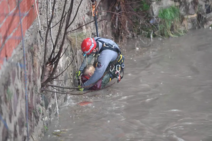 YÜKSELEN SUYUN ORTASINDA KALDI 3 YÜKSELEN SUYUN ORTASINDA KALDI 3