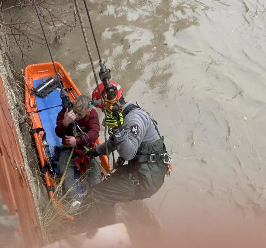 İTFAİYE TARAFINDAN KURTARILDI 4 İTFAİYE TARAFINDAN KURTARILDI 4