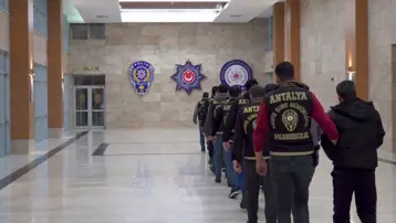 Kendilerini polis ve savcı olarak tanıtan şüpheliler 16 milyon Tl'lik vurgun yaptı