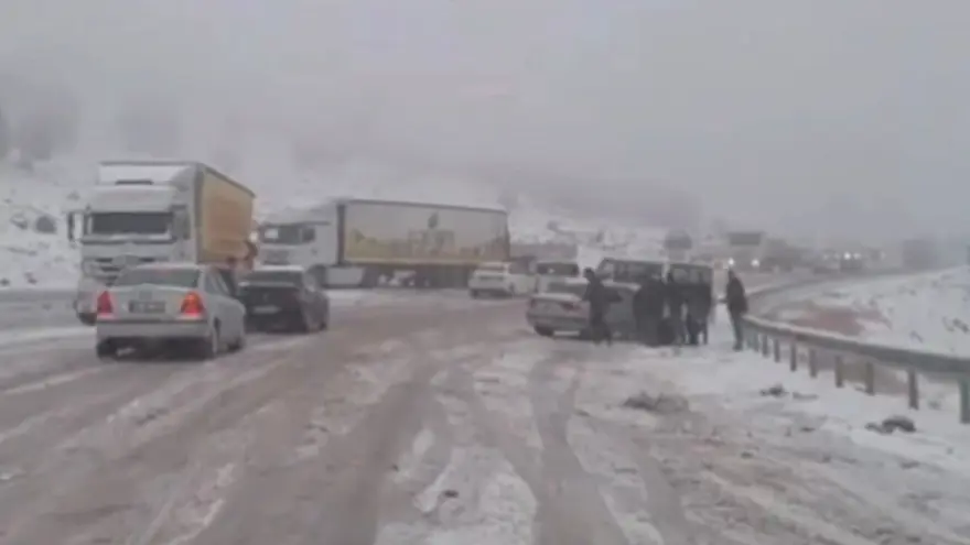 Yurtta kar esareti. Araçlar kontrolden çıktı, ulaşım durma noktasına geldi 