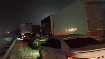 Gaziantep-Kahramanmaraş karayolunda kar esareti. Kuyruk kilometrelerce uzuyor