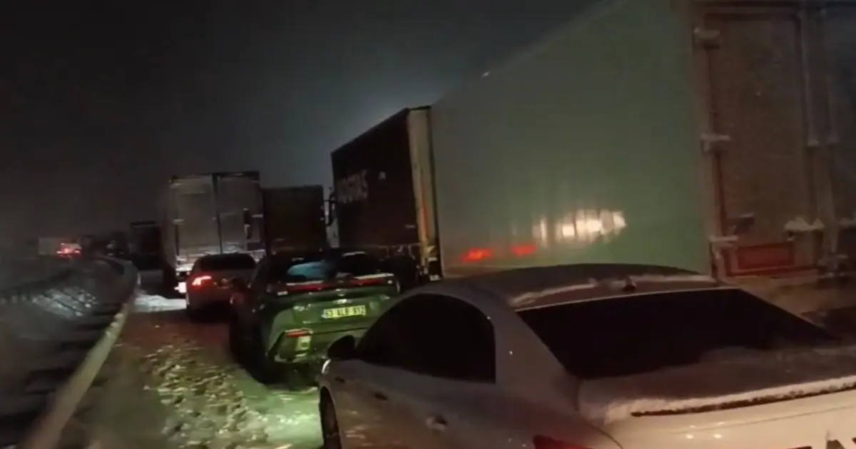 Gaziantep-Kahramanmaraş karayolunda kar esareti. Kuyruk kilometrelerce uzuyor
