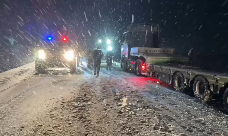 Yurtta kar esareti. Araçlar kontrolden çıktı, ulaşım durma noktasına geldi 1