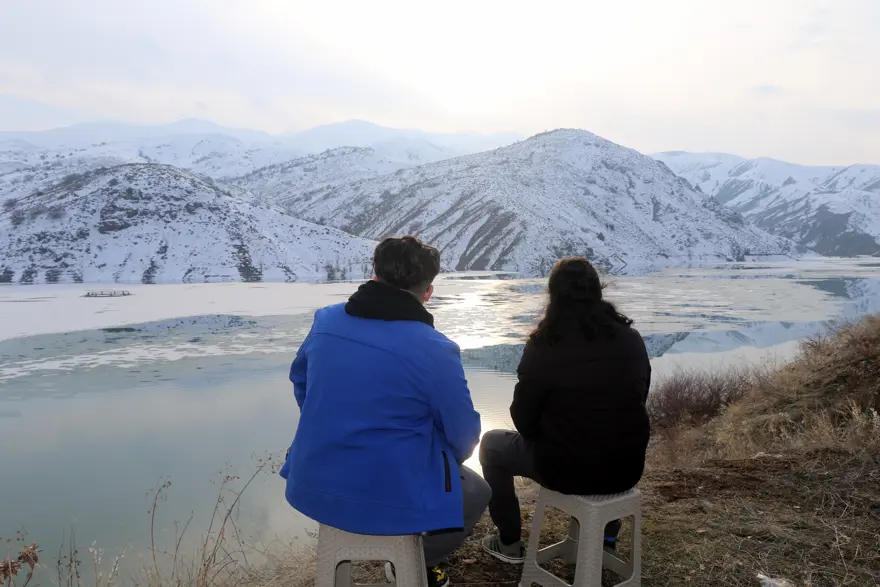 Erzincan'da baraj dondu, balık kafesleri buzlar altında kaldı 2