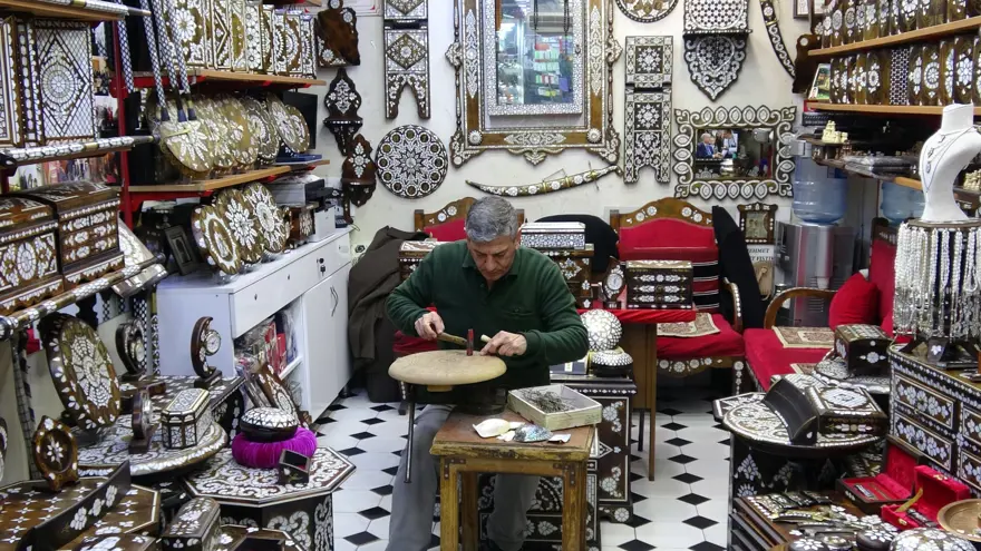 Padişah mesleğini 40 yıldır yaşatıyor. 4 metrekarelik dükkanda başlamıştı, şimdi koca bir ekiple çalışıyor 3