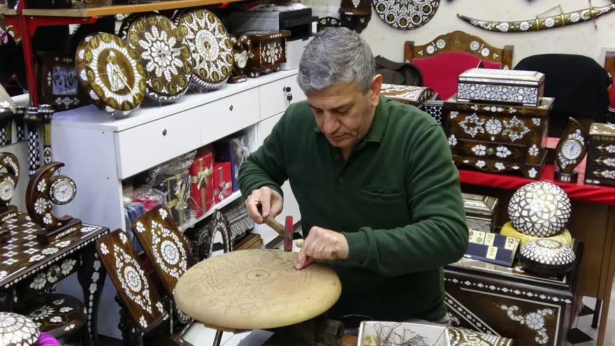 Padişah mesleğini 40 yıldır yaşatıyor. 4 metrekarelik dükkanda başlamıştı, şimdi koca bir ekiple çalışıyor 2