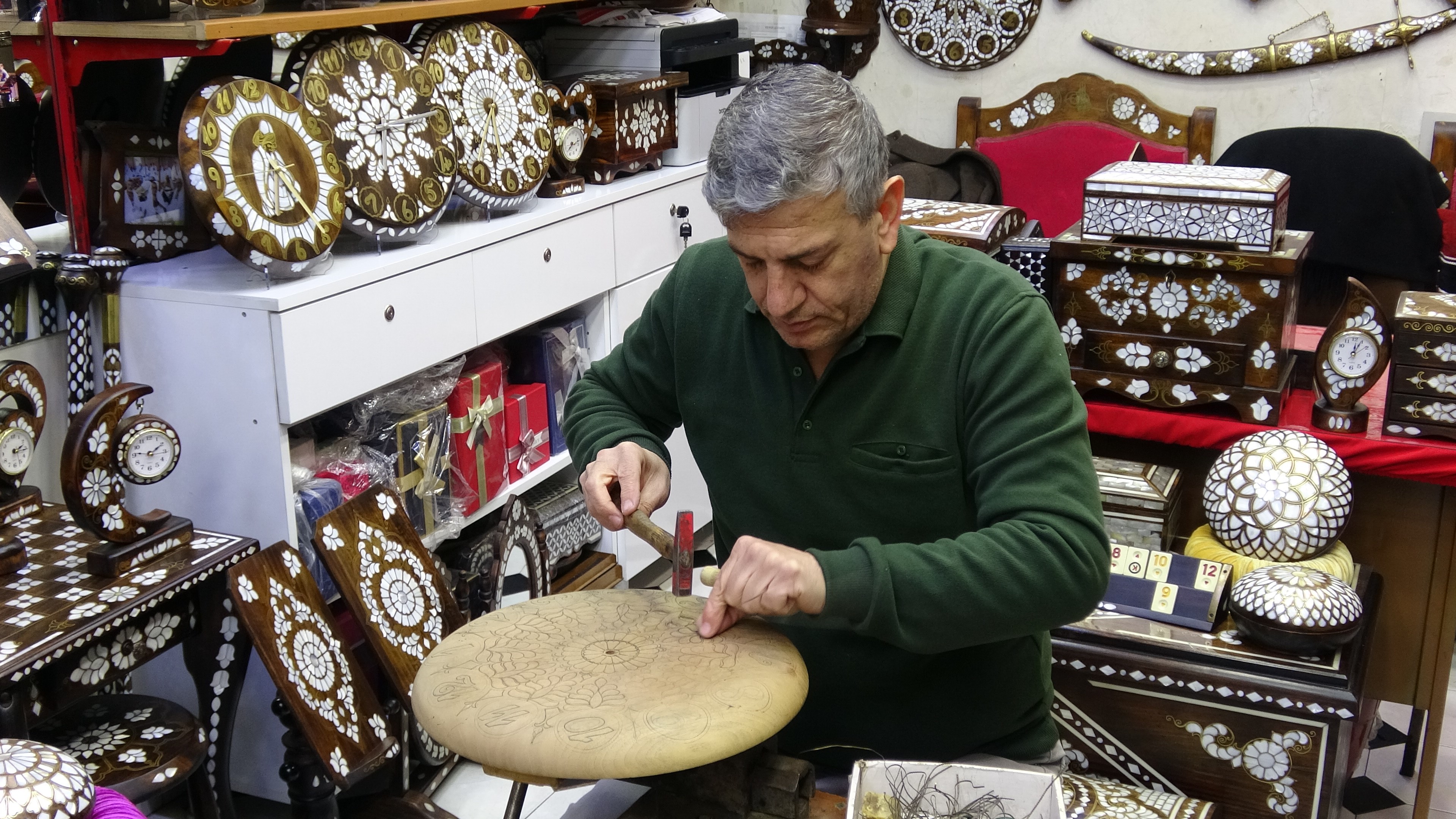 Padişah mesleğini 40 yıldır yaşatıyor. 4 metrekarelik dükkanda başlamıştı, şimdi koca bir ekiple çalışıyor