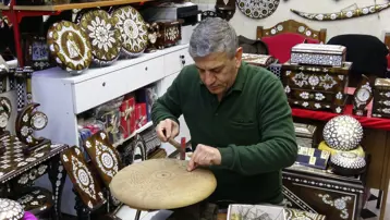Padişah mesleğini 40 yıldır yaşatıyor. 4 metrekarelik dükkanda başlamıştı, şimdi koca bir ekiple çalışıyor