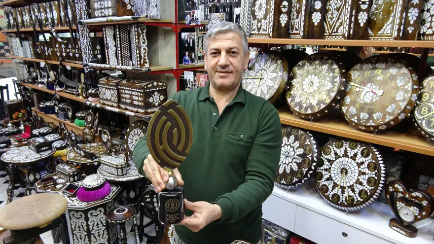 Padişah mesleğini 40 yıldır yaşatıyor. 4 metrekarelik dükkanda başlamıştı, şimdi koca bir ekiple çalışıyor 1