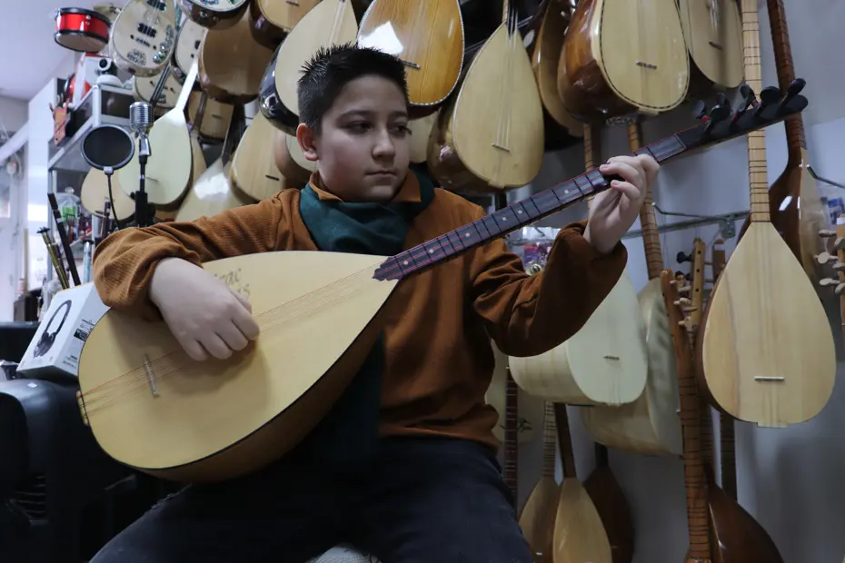 Ebeveynler bağlama tutkularını çocuklarına aşılıyor, çocukları da ebeveynlerinin hayallerini yaşatıyor