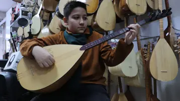 Ebeveynler bağlama tutkularını çocuklarına aşılıyor, çocukları da ebeveynlerinin hayallerini yaşatıyor