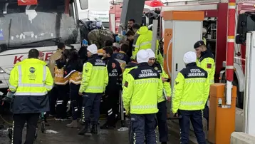 Silivri'de otomobil gişe ile otobüs arasına sıkıştı. Ölü ve yaralılar var