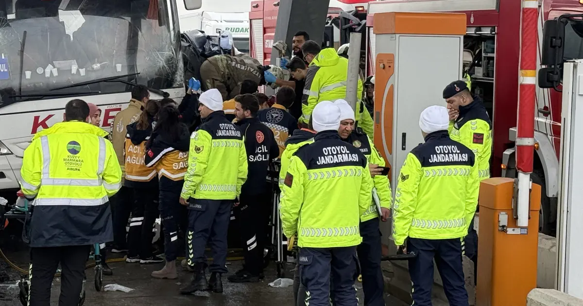 Silivri'de otomobil gişe ile otobüs arasına sıkıştı. Ölü ve yaralılar var