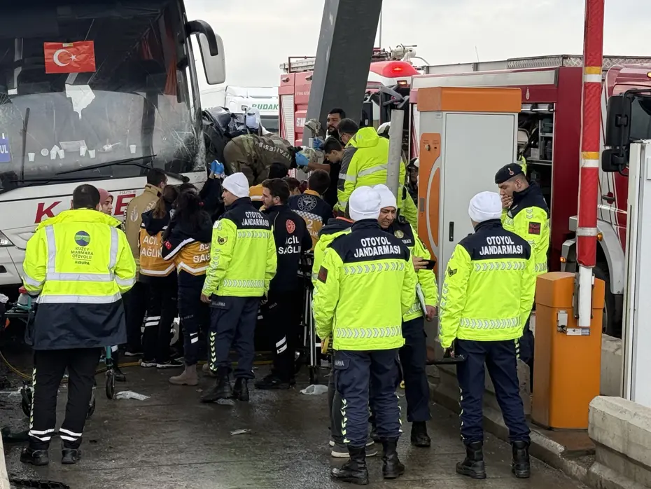 Silivri'de otomobil gişe ile otobüs arasına sıkıştı. Ölü ve yaralılar var