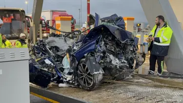 Silivri'de otomobil gişe ile otobüs arasına sıkıştı. Ölü ve yaralılar var