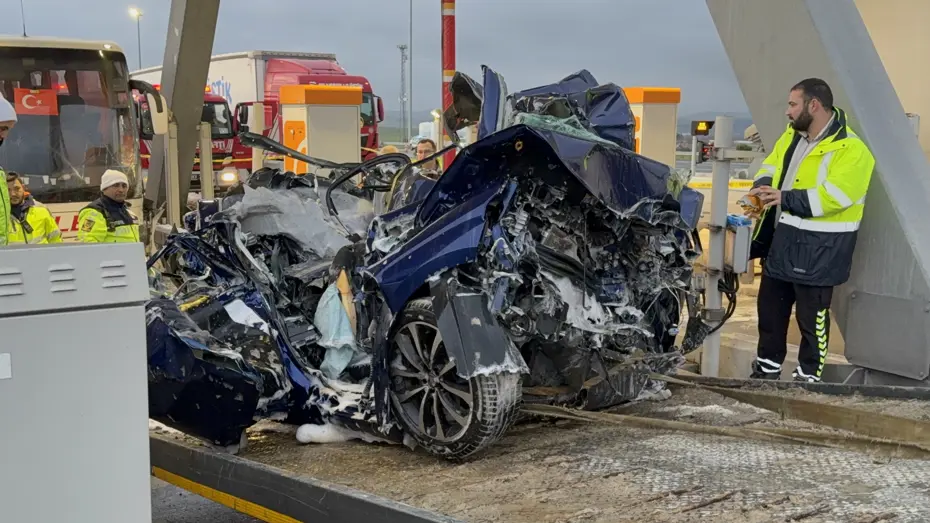 Silivri'de otomobil gişe ile otobüs arasına sıkıştı. Ölü ve yaralılar var