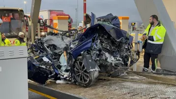 Silivri'de otomobil gişe ile otobüs arasına sıkıştı. Ölü ve yaralılar var