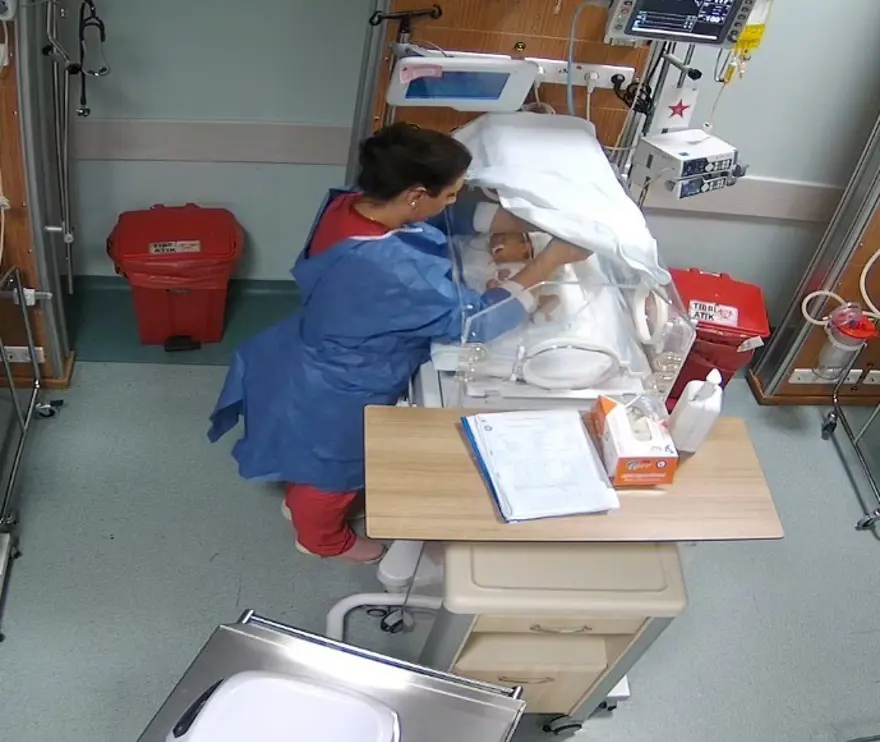 Cani hemşireden yeni görüntü. Başka bebeğe de tokat atmış 1