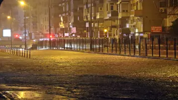 Antalya'da yollar göle döndü. Rögarlar taşıp araçlar mahsur kaldı