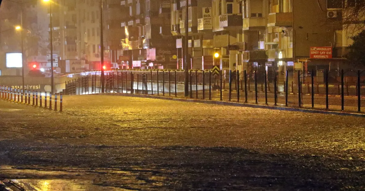 Antalya'da yollar göle döndü. Rögarlar taşıp araçlar mahsur kaldı