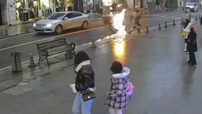Seyir halindeki motosiklet alev topuna döndü. Canını zor kurtardı