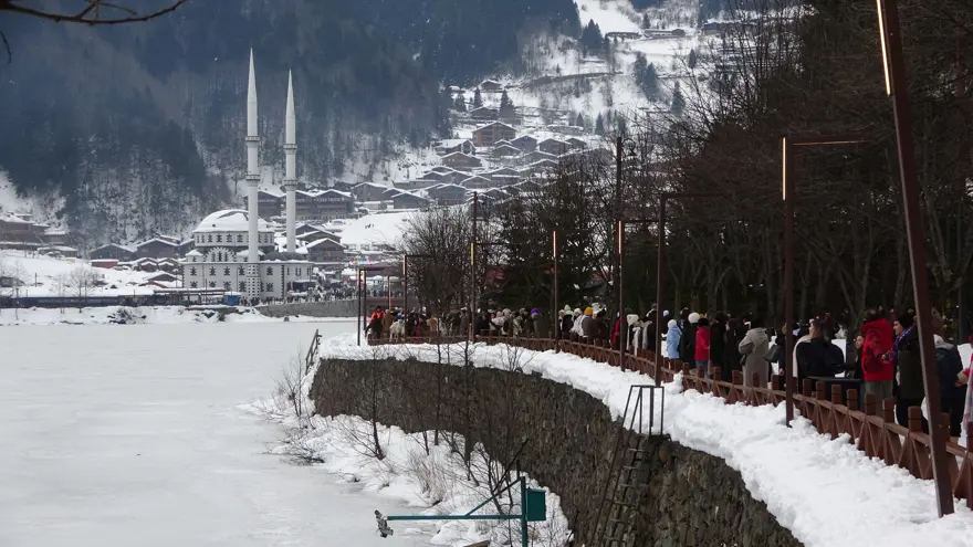 Uzungöl çevresinde binlerce kişilik horonla rekor kırıldı 7