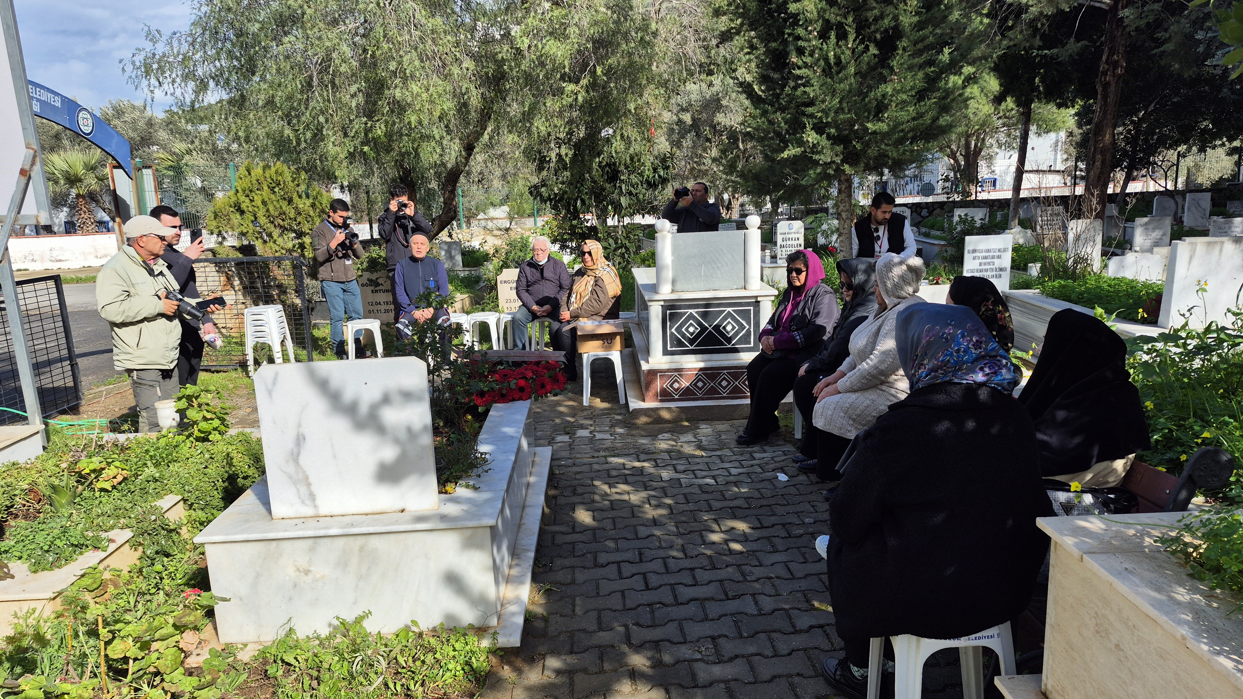 Yeşilçam'ın yıldızı Fatma Girik mezarı başında anıldı. Törene 10 kişi katıldı