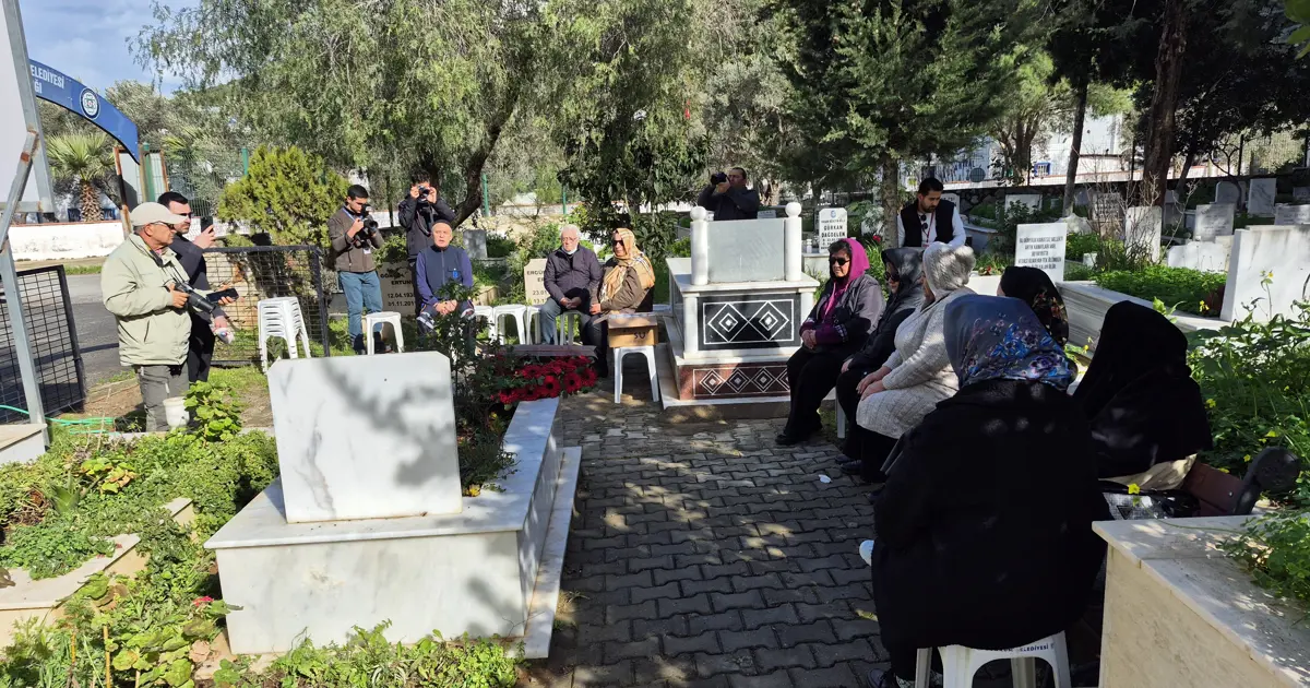 Yeşilçam'ın yıldızı Fatma Girik mezarı başında anıldı. Törene 10 kişi katıldı