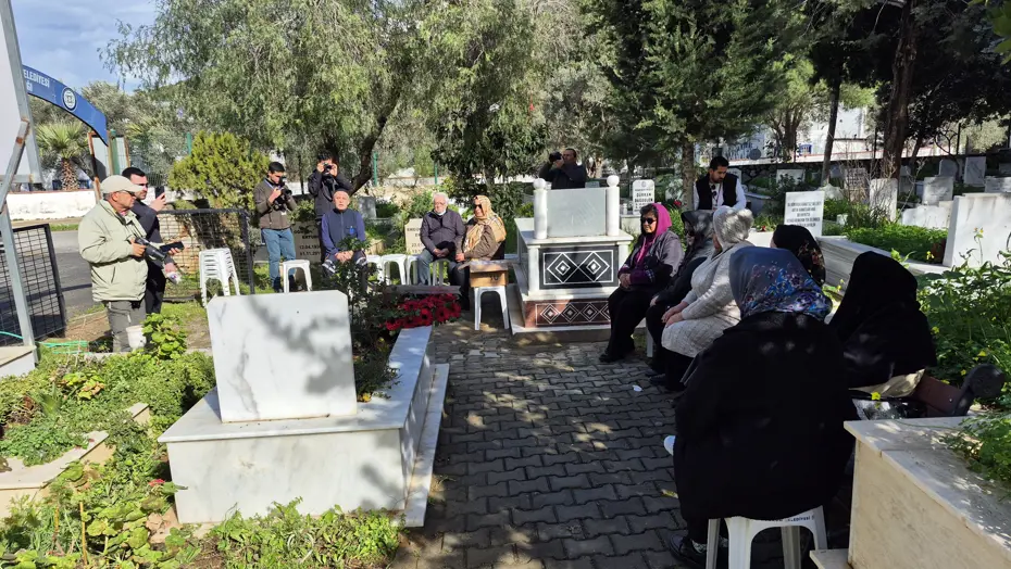 Yeşilçam'ın yıldızı Fatma Girik mezarı başında anıldı. Törene 10 kişi katıldı