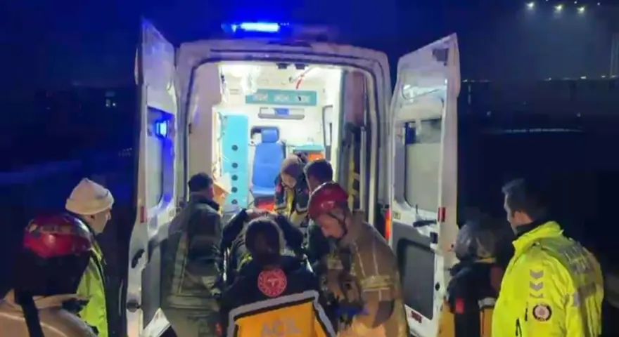 Bursa'da kontrolden çıkan araba bariyere çarptı. İki ağır yaralı 2