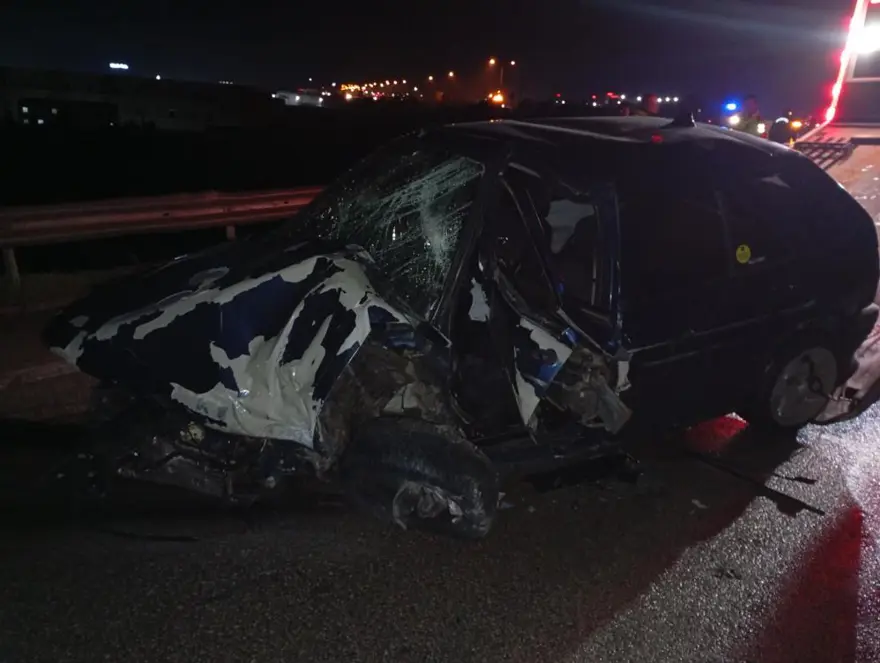 Bursa'da kontrolden çıkan araba bariyere çarptı. İki ağır yaralı 1