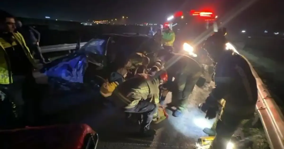 Bursa'da kontrolden çıkan araba bariyere çarptı. İki ağır yaralı