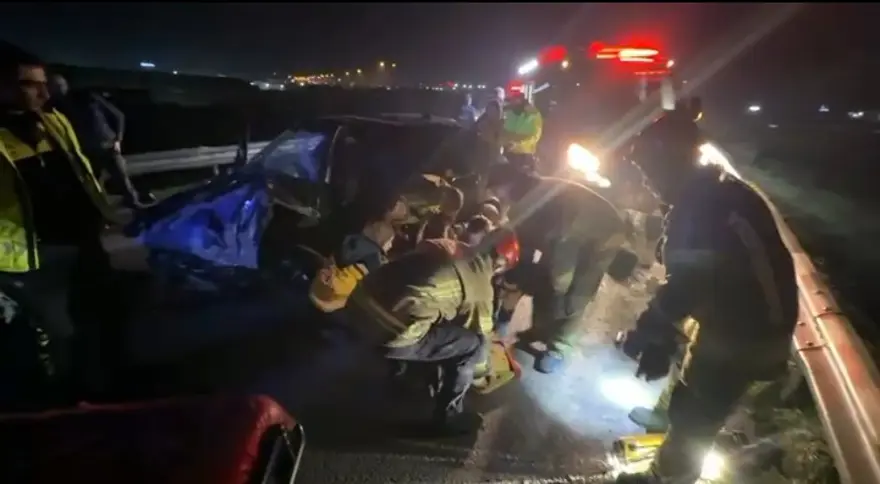 Bursa'da kontrolden çıkan araba bariyere çarptı. İki ağır yaralı 